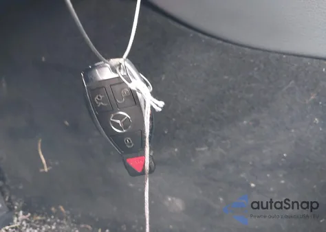 2015 Mercedes-Benz C 300 4Matic z USA, uszkodzony, nr VIN 55SWF4KB4FU030464